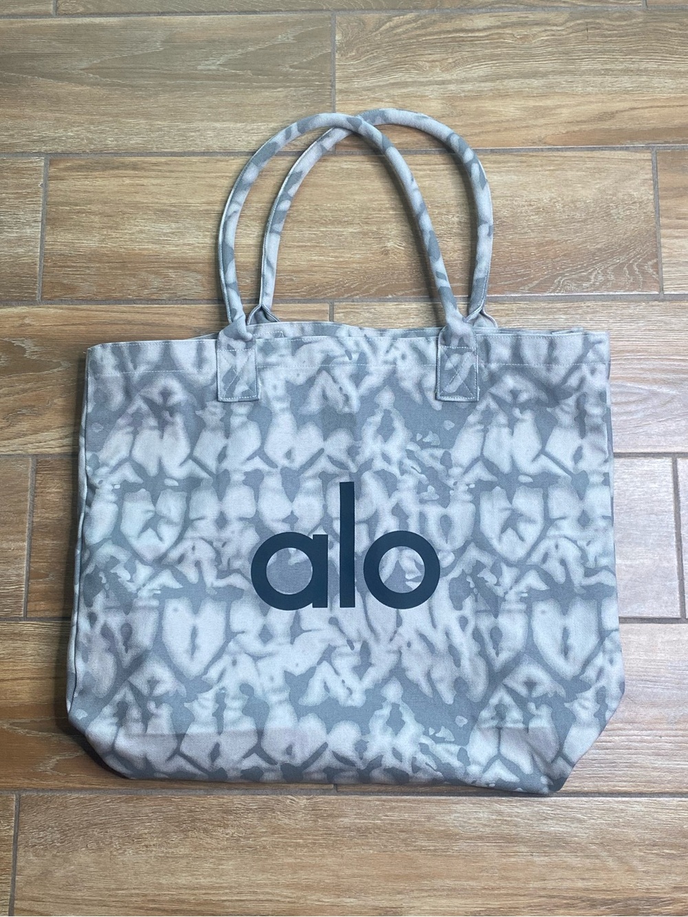 Alo Gray & White Tie Dye Tote Bag - Picture 2 of 10